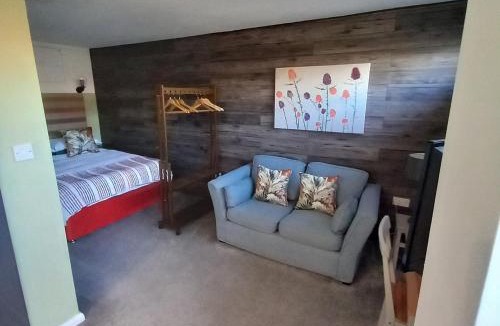 Claypole Apartment | Thistles -Private Entrance Studio