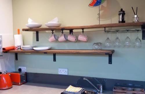 Claypole Apartment | Thistles -Private Entrance Studio