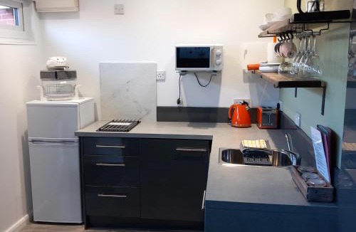 Claypole Apartment | Thistles -Private Entrance Studio