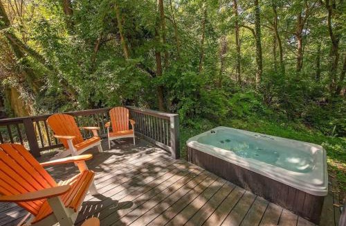 Lookout Valley Neighborhood Association House | Thomas Cabin Forest Tiny Cabin With Hot Tub
