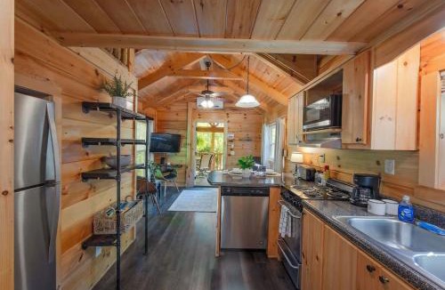 Lookout Valley Neighborhood Association House | Thomas Cabin Forest Tiny Cabin With Hot Tub