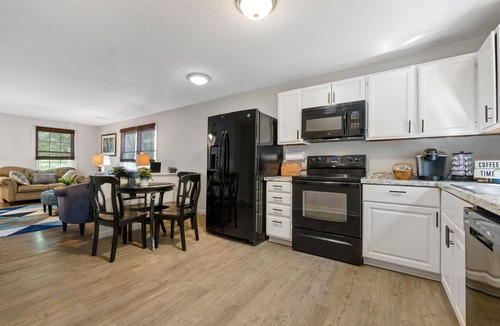 Springfield House | Thomas's Cozy Duplex - Centrally Located