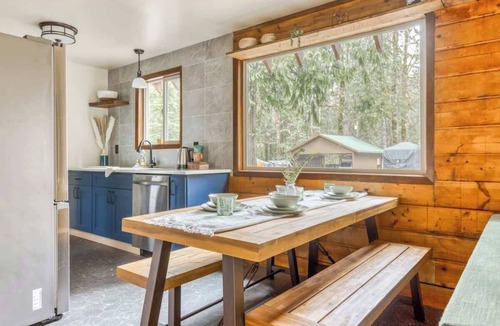 Welches House | Thompson Cabin - Riverfront - Pet Friendly