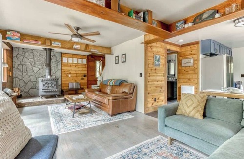 Welches House | Thompson Cabin - Riverfront - Pet Friendly