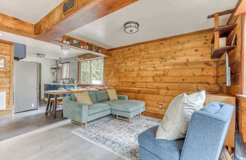 Welches House | Thompson Cabin - Riverfront - Pet Friendly