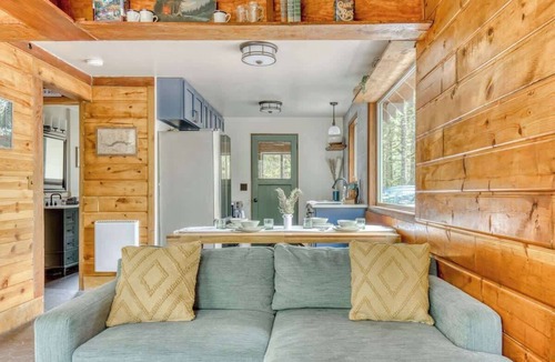 Welches House | Thompson Cabin - Riverfront - Pet Friendly