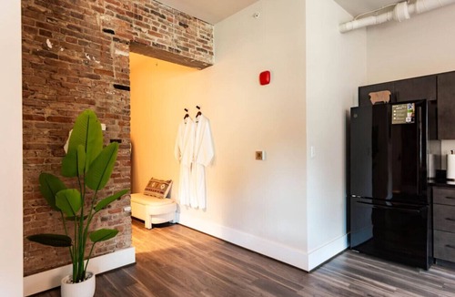 Ypsilanti Apartment | Thompson & Co Brick Loft KING