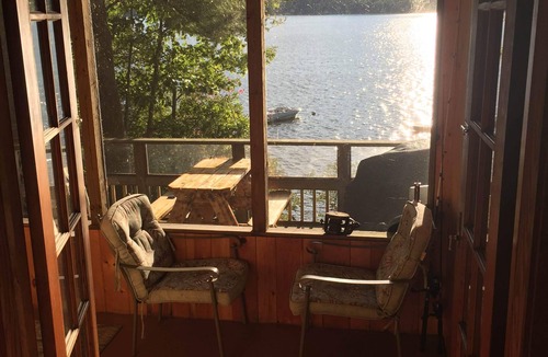 Oxford Cottage | Thompson Lake! Waterfront log style home sleeps 6