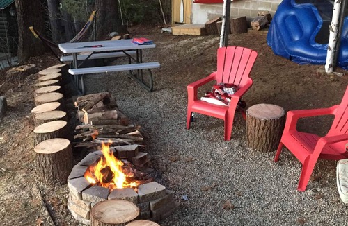 Oxford Cottage | Thompson Lake! Waterfront log style home sleeps 6