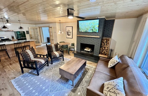 Grand Marais Hotel | Thomsonite Beach Inn