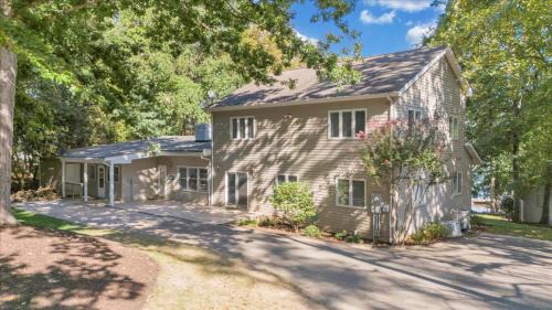 Penhook House | Thomwells Family Affair - Private Dock, Sleeps 18!
