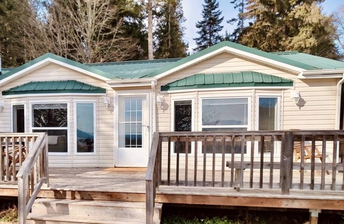 Rollingbay House | Thorndyke Lodge Beachfront Escape w/BBQ and firepit