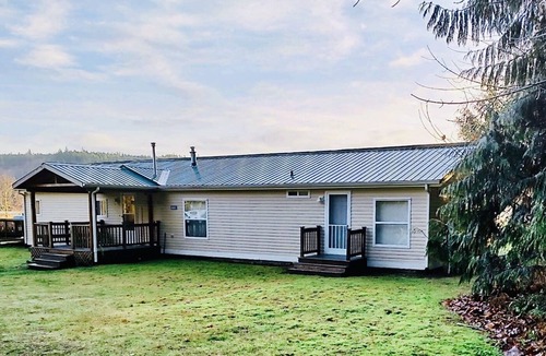 Rollingbay House | Thorndyke Lodge Beachfront Escape w/BBQ and firepit