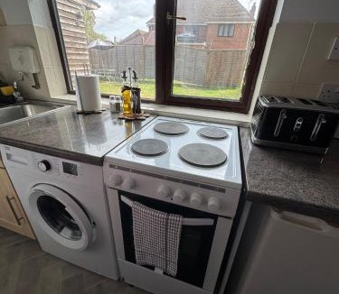 Runnymede Apartment | Thorpe Park Studio - Detached Stay & Free Gated Parking