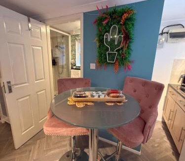 Runnymede Apartment | Thorpe Park Studio - Detached Stay & Free Gated Parking