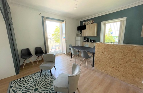 Thouars Apartment | Thouars, Superb apartment on the central square