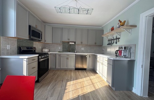 Beacon House | Thoughtfully restored Victorian-Walk to Main st and Train