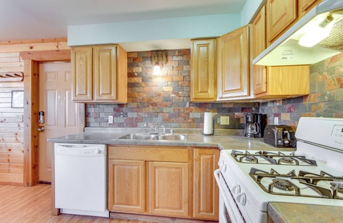 Warrens Cottage | Three Bears Resort Adventure Base w/Lake Access