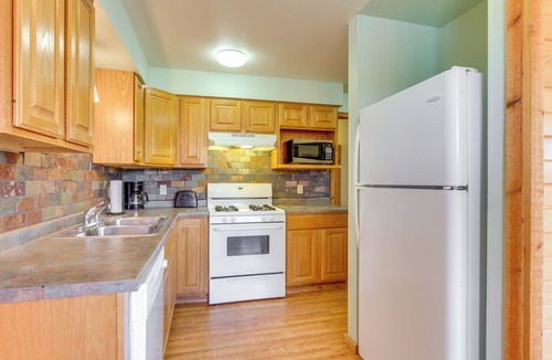 Warrens Cottage | Three Bears Resort Adventure Base w/Lake Access