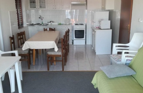 Ruskamen Apartment | Three bedroom apartment with balcony and sea view Lokva Rogoznica, Omiš (A-10358-a)