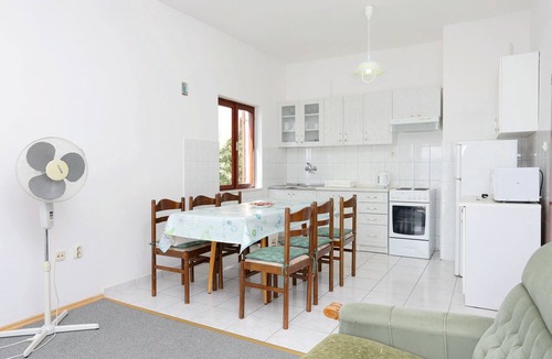 Ruskamen Apartment | Three bedroom apartment with balcony and sea view Lokva Rogoznica, Omiš (A-10358-a)