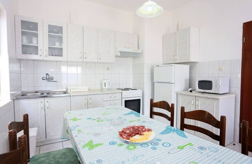 Ruskamen Apartment | Three bedroom apartment with balcony and sea view Lokva Rogoznica, Omiš (A-10358-a)