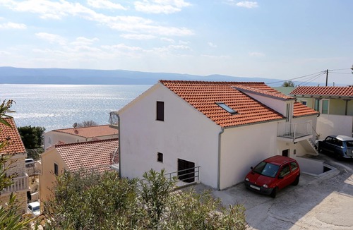 Ruskamen Apartment | Three bedroom apartment with balcony and sea view Lokva Rogoznica, Omiš (A-10358-a)