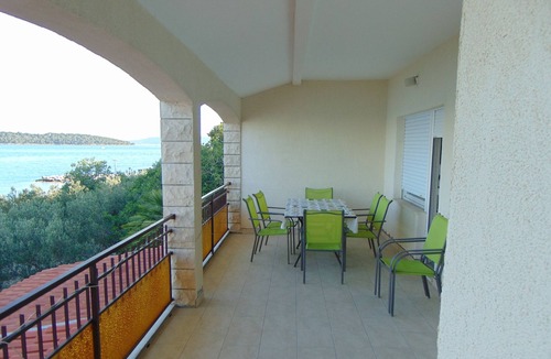 Seget Donji Apartment | Three bedroom apartment near beach Seget Donji, Trogir (A-19351-a)