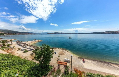 Seget Donji Apartment | Three bedroom apartment near beach Seget Donji, Trogir (A-19351-a)