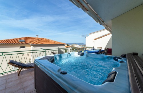 Gorinka Apartment | Three bedroom apartment with terrace and sea view Makarska (A-18898-a)