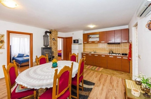 Lovinac Apartment | Three bedroom apartment with terrace Lovinac, Velebit (A-21748-a)