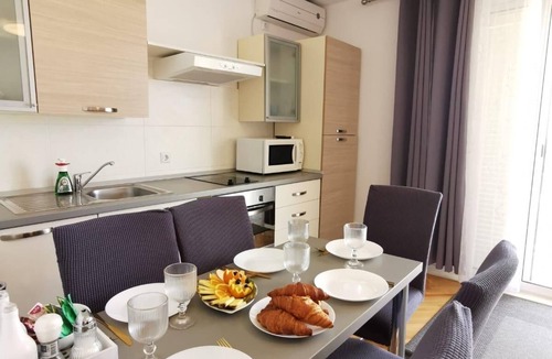 Bili brig Apartment | Three bedroom apartment with balcony and sea view Makarska (A-6767-a)