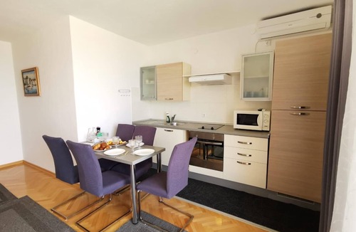 Bili brig Apartment | Three bedroom apartment with balcony and sea view Makarska (A-6767-a)