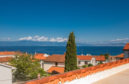 Njivice Apartment | Three bedroom apartment with terrace and sea view Njivice, Krk (A-20487-a)