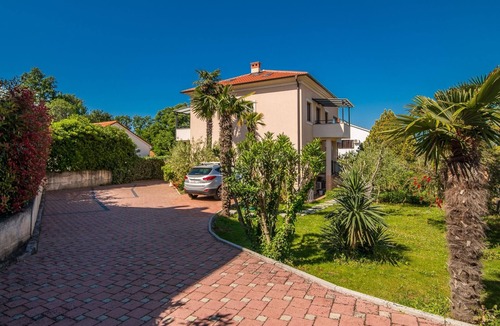 Njivice Apartment | Three bedroom apartment with terrace and sea view Njivice, Krk (A-20487-a)
