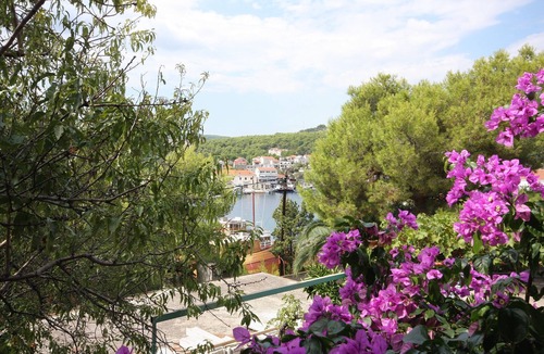 Sumartin Apartment | Three bedroom apartment near beach Sumartin, Brač (A-5771-a)
