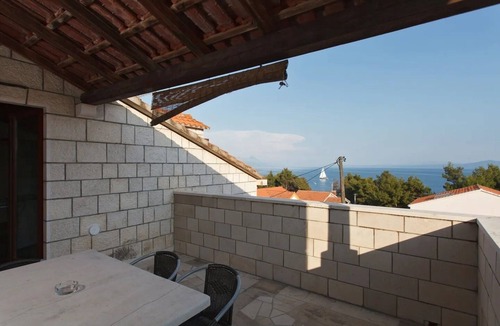 Sumartin Apartment | Three bedroom apartment near beach Sumartin, Brač (A-12036-b)