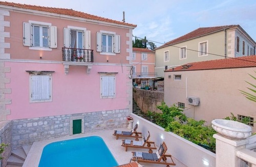 Island Hvar Apartment | Three bedroom apartment with balcony and sea view Jelsa, Hvar (A-2067-c)