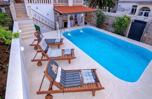 Island Hvar Apartment | Three bedroom apartment with balcony and sea view Jelsa, Hvar (A-2067-c)