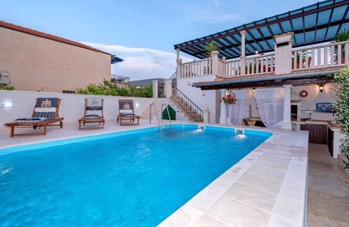 Island Hvar Apartment | Three bedroom apartment with balcony and sea view Jelsa, Hvar (A-2067-c)