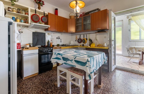 Bobovisca Apartment | Three bedroom apartment near beach Bobovišća na Moru, Brač (A-5682-a)