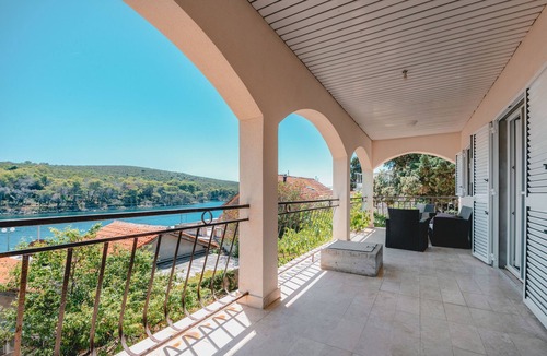 Molat Apartment | Three bedroom apartment with terrace and sea view Molat (A-18433-a)