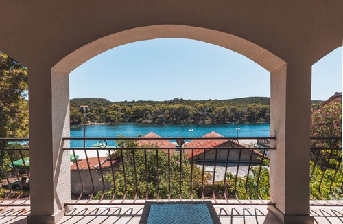 Molat Apartment | Three bedroom apartment with terrace and sea view Molat (A-18433-a)