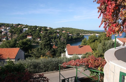 Splitska Apartment | Three bedroom apartment with terrace and sea view Splitska, Brač (A-2923-b)