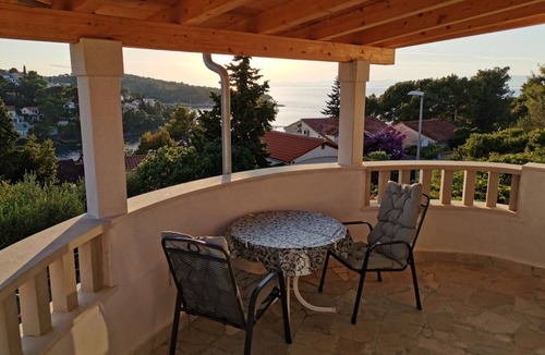 Splitska Apartment | Three bedroom apartment with terrace and sea view Splitska, Brač (A-2923-b)