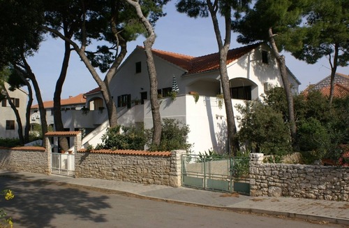 Mirce Apartment | Three bedroom apartment with terrace Mirca, Brač (A-2902-a)