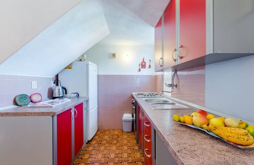 Mirce Apartment | Three bedroom apartment with terrace and sea view Mirca, Brač (A-5613-a)
