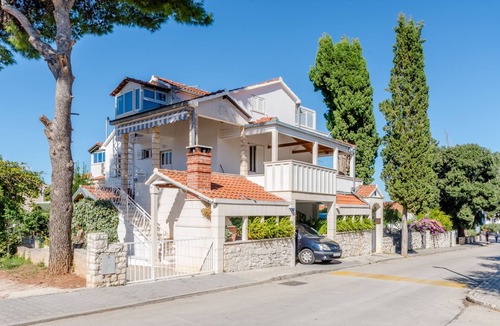 Mirce Apartment | Three bedroom apartment with terrace and sea view Mirca, Brač (A-5613-a)