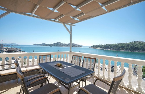 Tribunj Apartment | Three bedroom apartment near beach Tribunj, Vodice (A-4174-a)