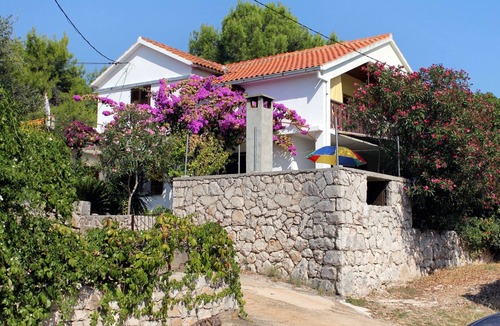 Vrbanj Apartment | Three bedroom apartment near beach Basina, Hvar (A-5700-a)
